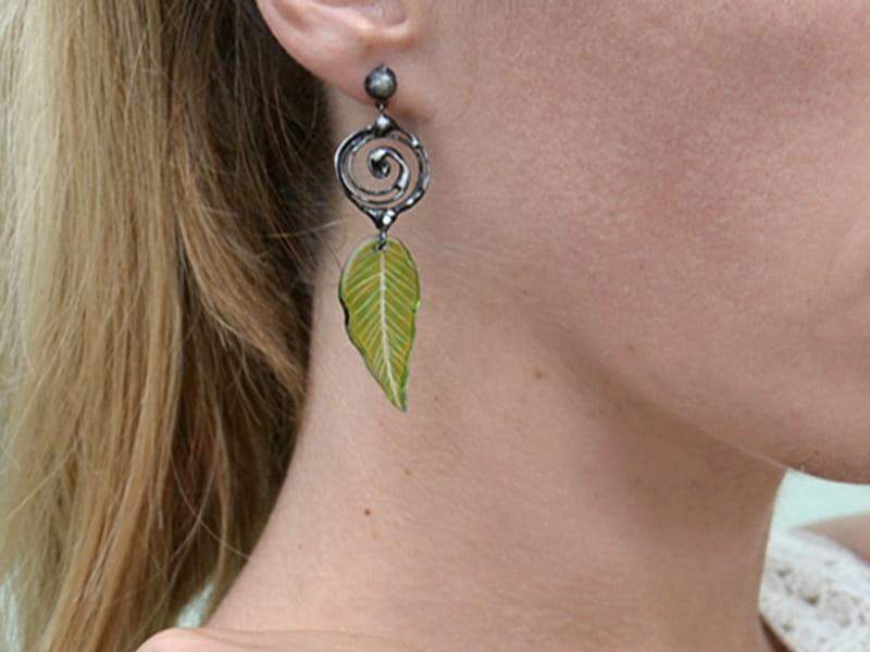 Subtelne kolczyki z zielonymi listeczkami (w kolorze ciemnego srebra)