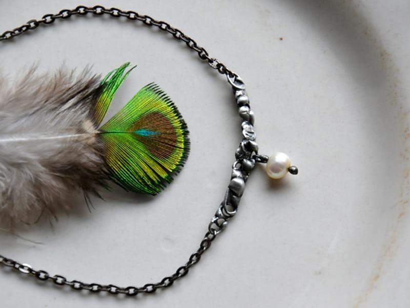 Subtelny naszyjnik z perłami (w kolorze ciemnego srebra)