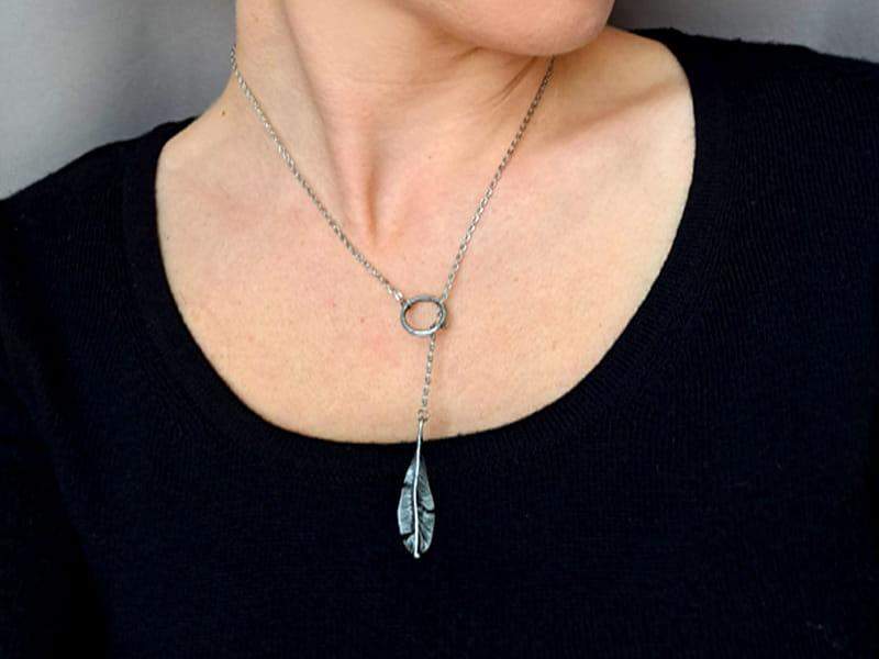Subtelny naszyjnik z piórkiem (łańcuszek ze stali chirurgicznej)