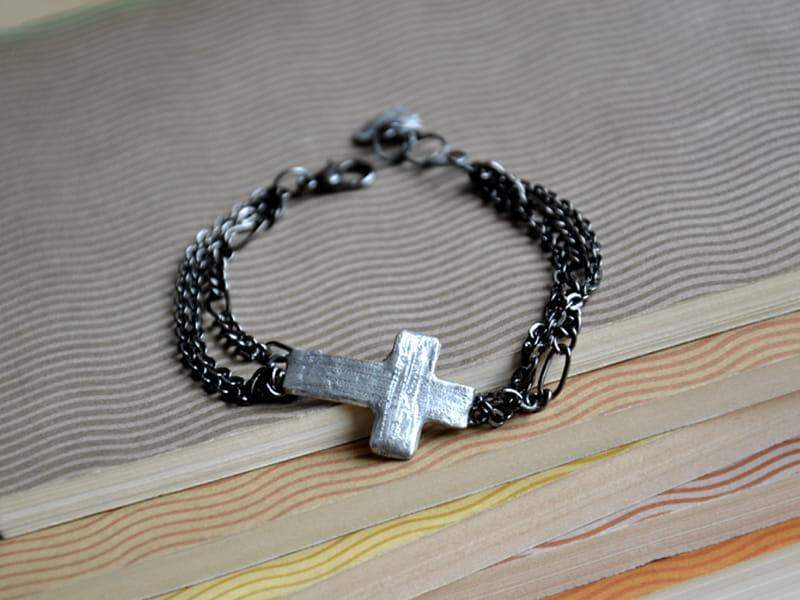 Surowa bransoletka z krzyżem (w kolorze ciemnego srebra)