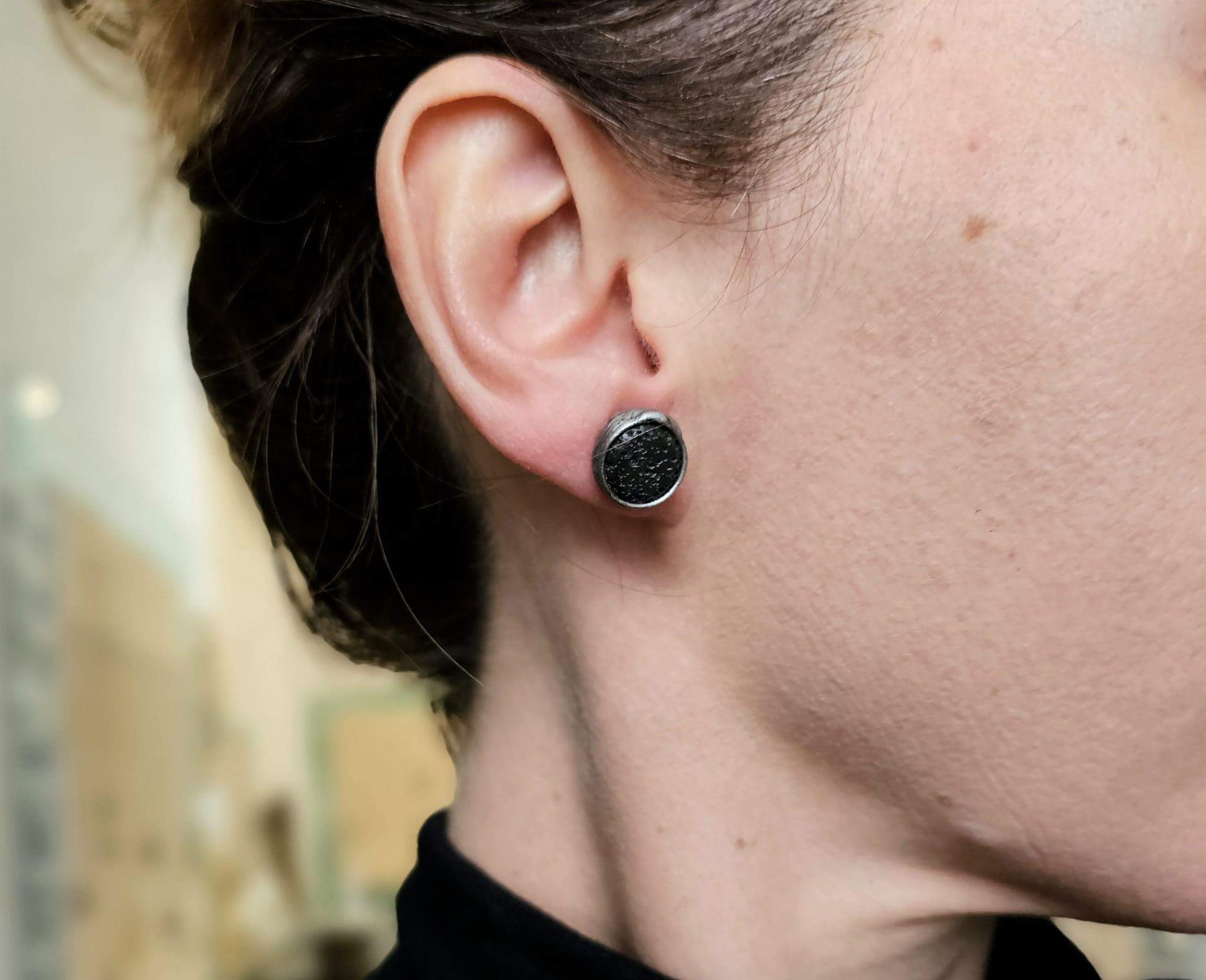 Surowe kolczyki sztyfty z lawą wulkaniczną (oprawa w kolorze ciemnego srebra)