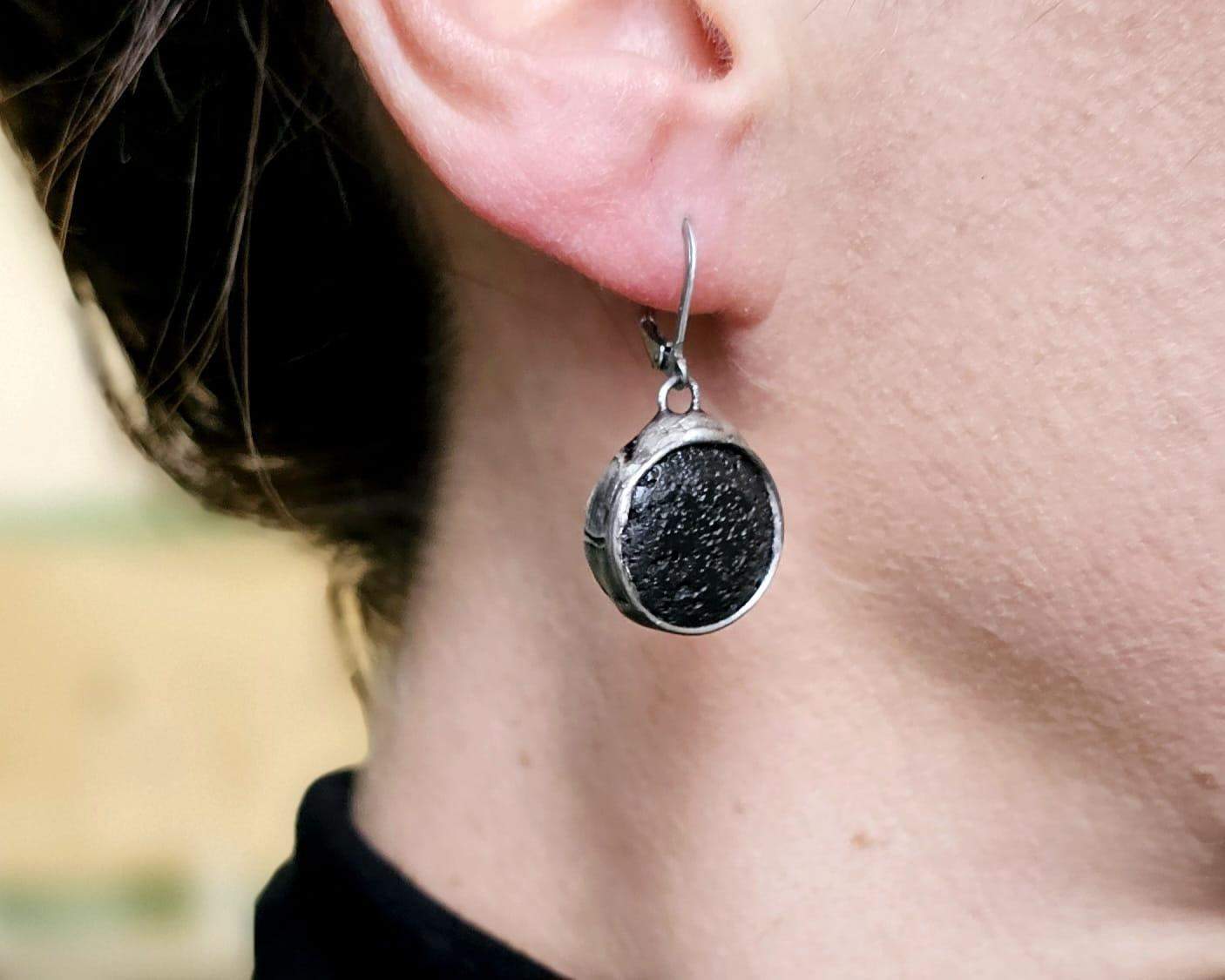 Surowe kolczyki z lawą wulkaniczną (oprawa w kolorze ciemnego srebra)