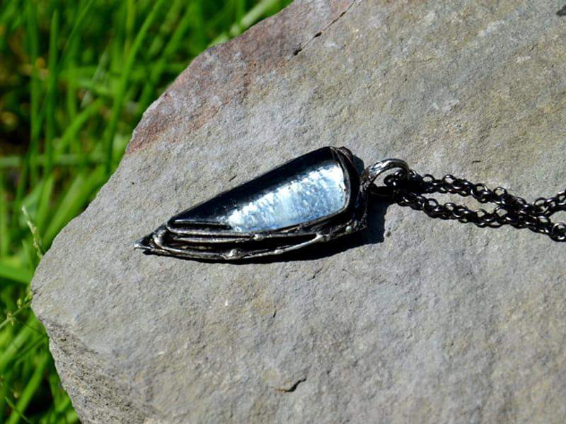 Surowy naszyjnik szklany kieł (oprawa w kolorze ciemnego srebra)