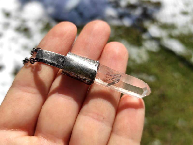 Surowy naszyjnik z kryształem górskim IV