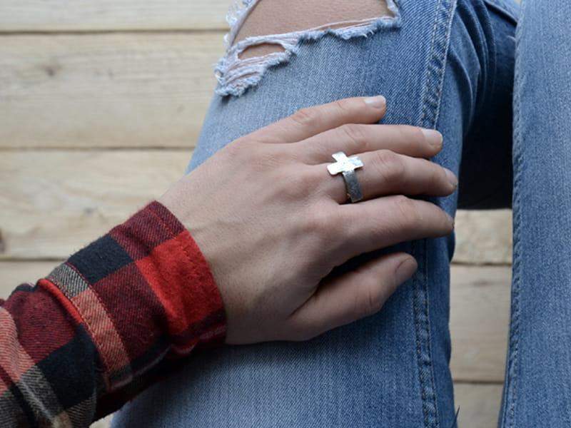 Surowy pierścionek z krzyżem (w kolorze srebrnym)