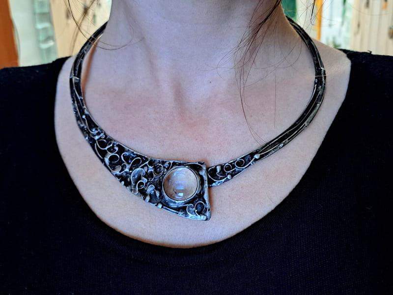 Sztywna kolia z ornamentalnym zdobieniem oraz szkiełkiem (oprawa w kolorze ciemnego srebra)