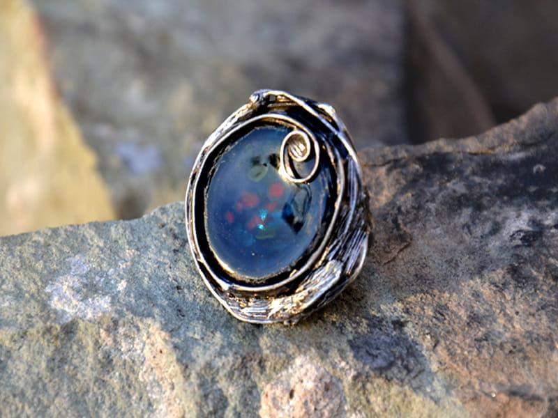 Tajemniczy pierścionek w granacie (oprawa w kolorze ciemnego srebra)