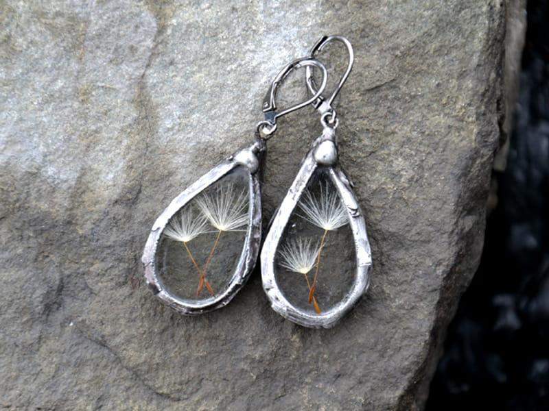 Ulotne kolczyki łezki z dmuchawcami (oprawa w kolorze ciemnego srebra)