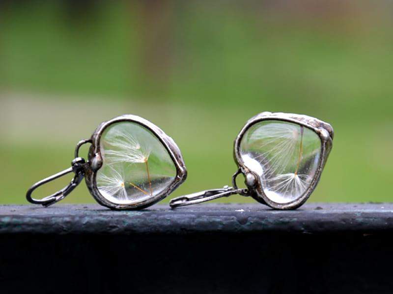 Ulotne kolczyki serduszka z dmuchawcami (oprawa w kolorze ciemnego srebra)