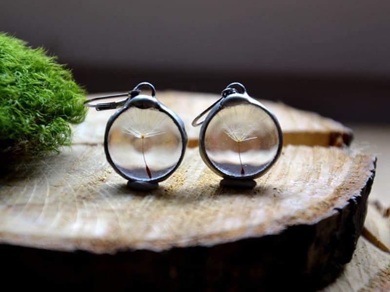 Ulotne okrągłe kolczyki z dmuchawcami (oprawa w kolorze srebrnym)