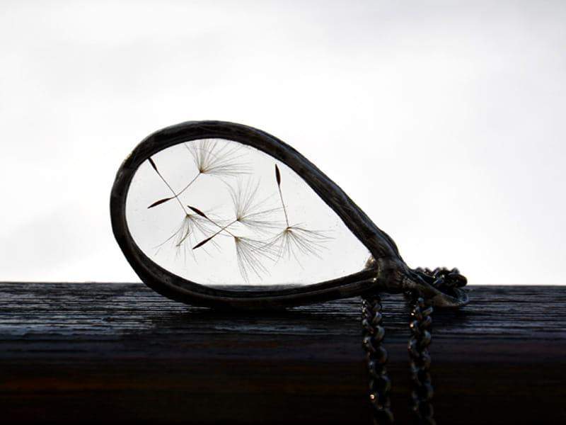 Ulotny naszyjnik z dmuchawcami w kropli (oprawa w kolorze ciemnego srebra)