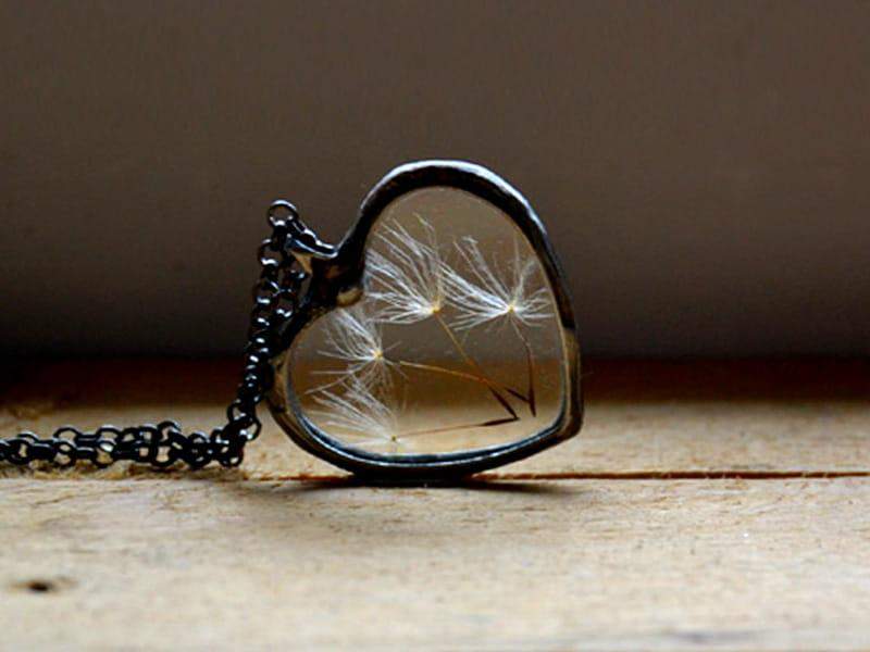 Ulotny naszyjnik z dmuchawcami w sercu (wkolorze ciemnego srebra)