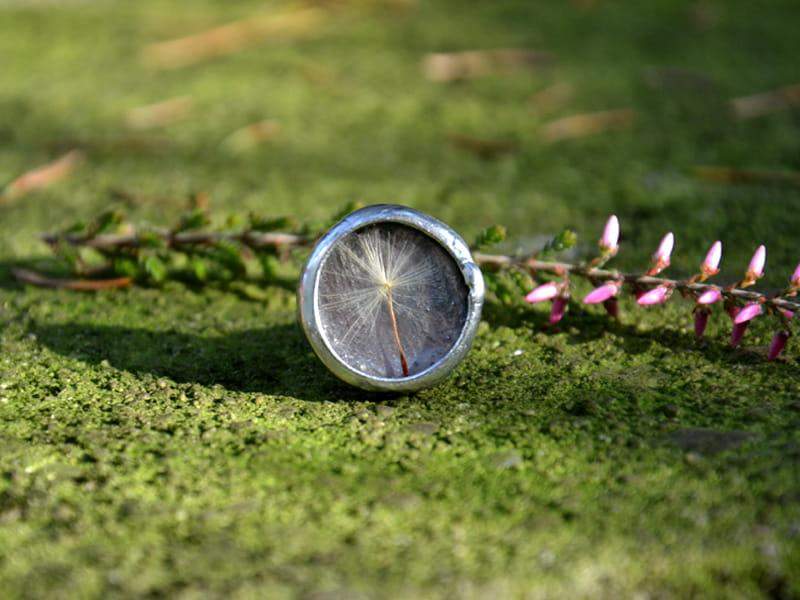 Ulotny niewielki pierścionek z dmuchawcem (oprawa w kolorze ciemnego srebra)