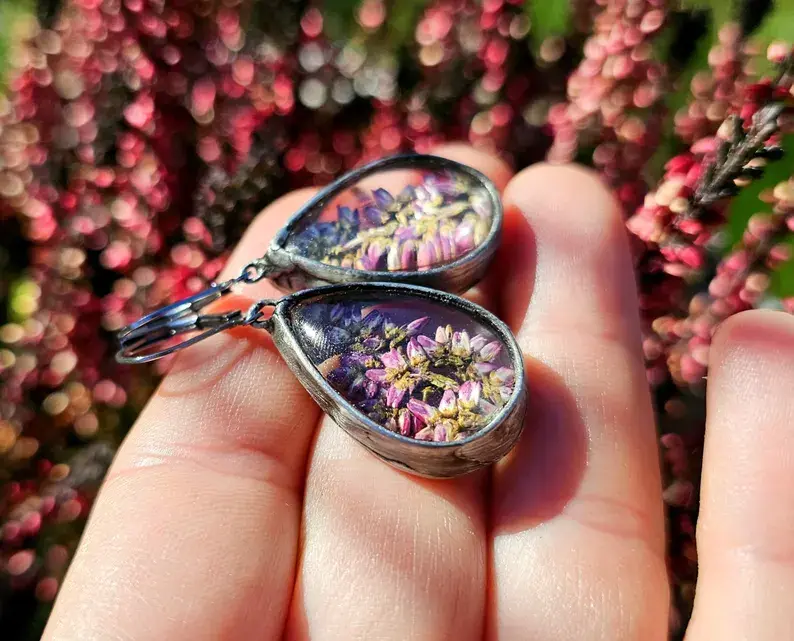 Unikalne kolczyki z wrzosem w kształcie kropli (z biglami  ze stali chirurgicznej)