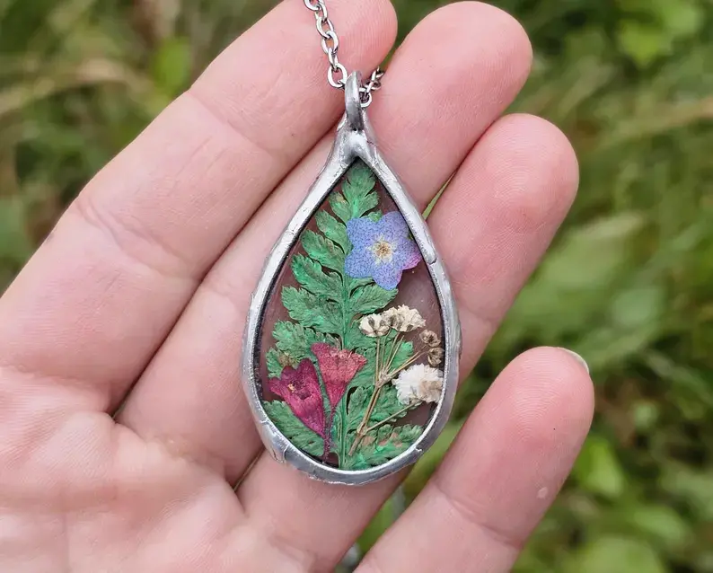 Unikalny naszyjnik z wiosennymi kwiatami w kształcie kropli (oprawa w kolorze srebrnym)