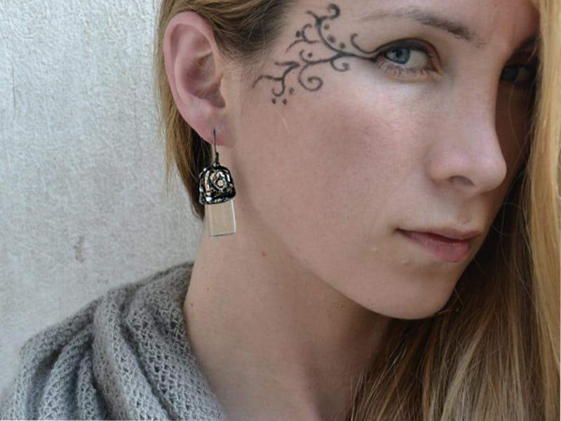 Unikatowe kolczyki z różą (oprawa w kolorze ciemnego srebra)