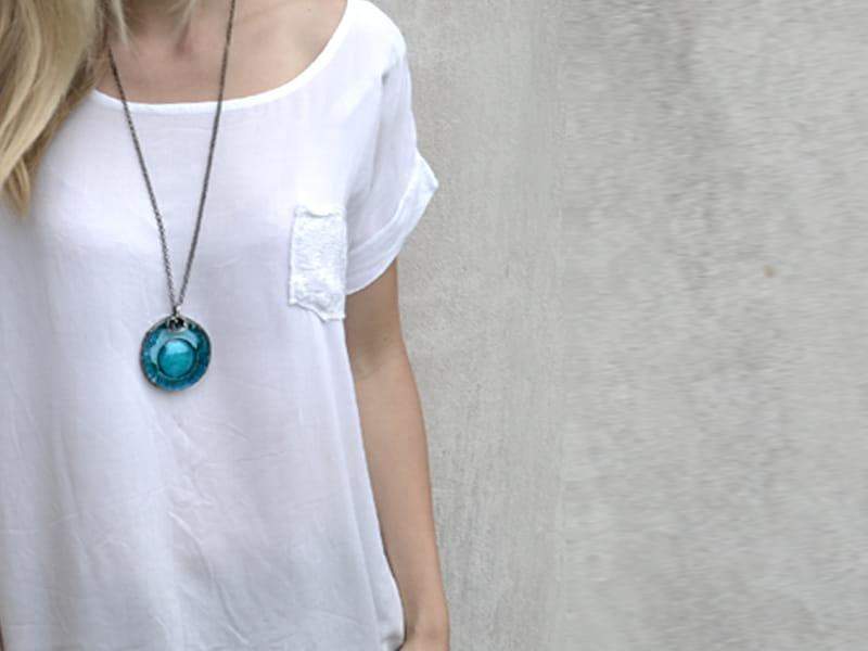 Unikatowy naszyjnik z turkusowym szkłem (oprawa w kolorze ciemnego srebra)