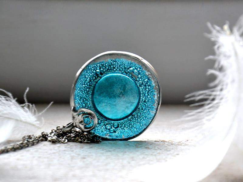 Unikatowy naszyjnik z turkusowym szkłem (oprawa w kolorze srebrnym)