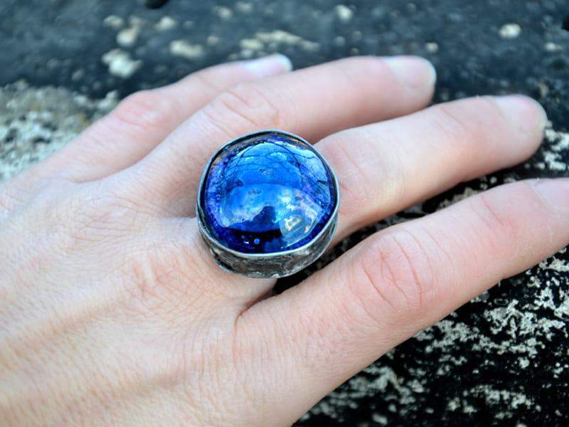 Unikatowy pierścionek granatowym szkłem (oprawa w kolorze ciemnego srebra)
