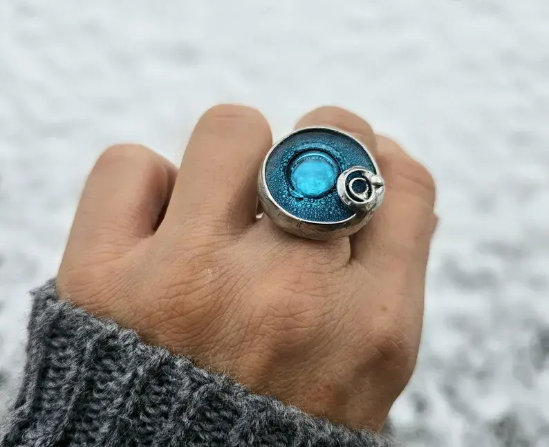 Unikatowy pierścionek z turkusowym szkłem II