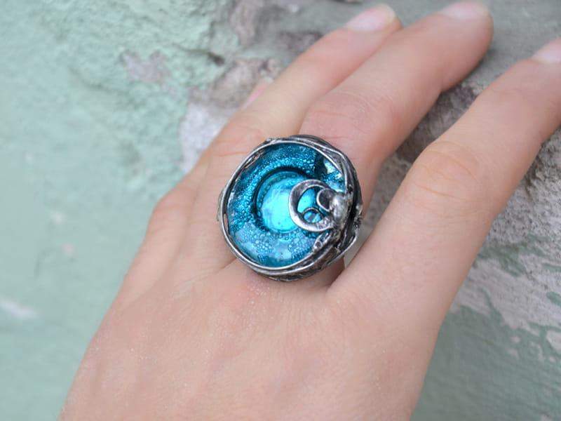 Unikatowy pierścionek z turkusowym szkłem (oprawa w kolorze ciemnego srebra)