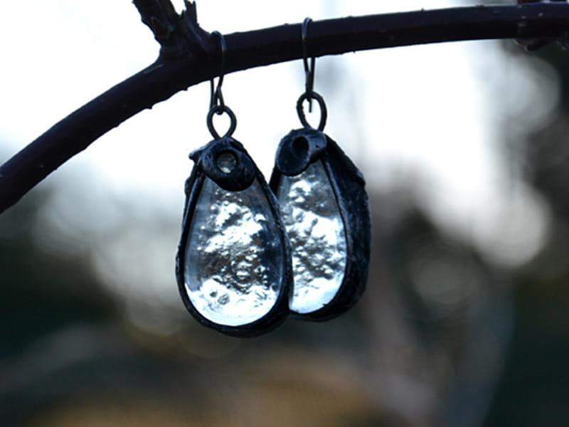 Urocze kolczyki kropelki z bezbarwnymi szkiełkami (oprawa w kolorze ciemnego srebra)