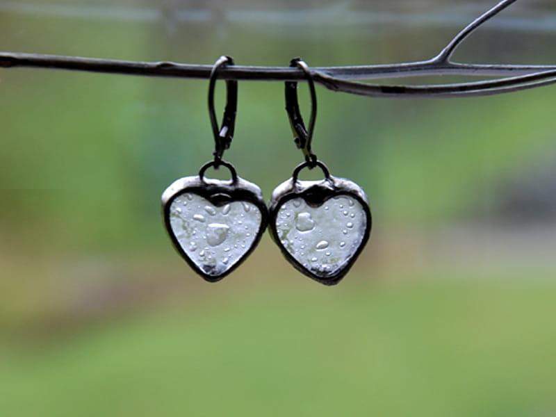 Urocze szklane kolczyki serduszka z białymi bąbelkami (oprawa w kolorze ciemnego srebra)