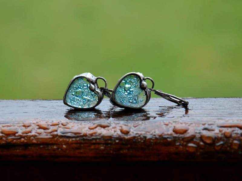 Urocze szklane kolczyki serduszka z turkusowymi bąbelkami (oprawa w kolorze ciemnego srebra)