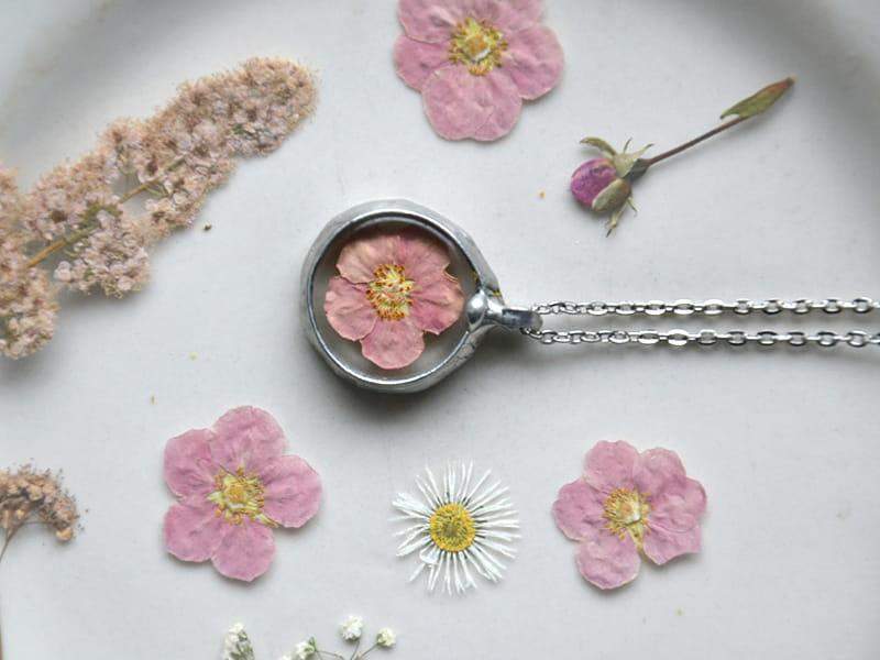 Urokliwy naszyjnik z różowym kwiatuszkiem (oprawa w kolorze srebrnym)