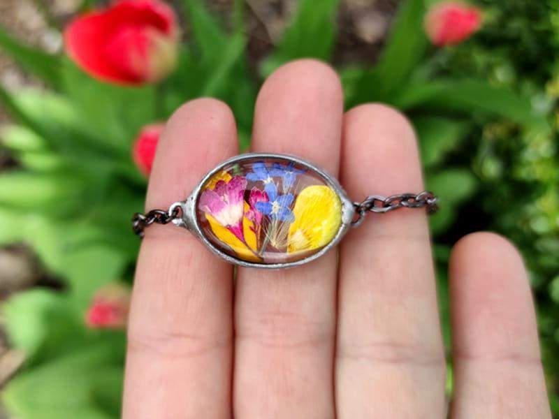 Wiosenna bransoletka z z jaskrem, dzwonkami, niezapominajkami i dmuchawcem (oprawa w kolorze ciemnego srebra)