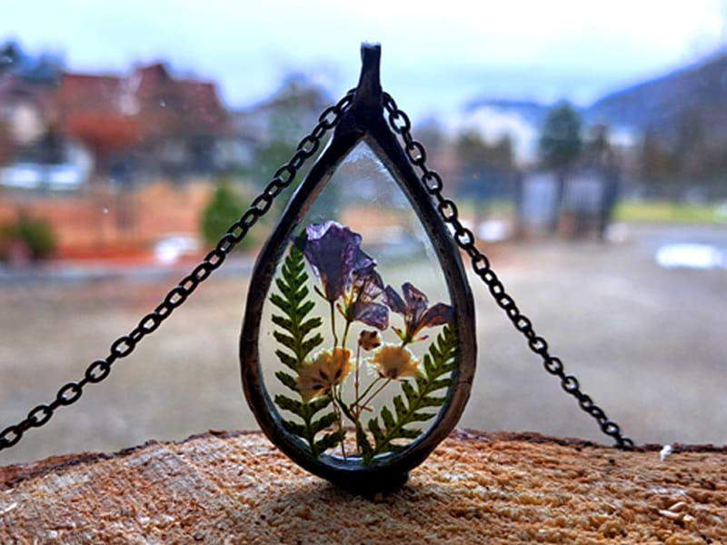 Wiosenny naszyjnik z dzwonkami, paprocią i gipsówką (oprawa w kolorze ciemnego srebra)