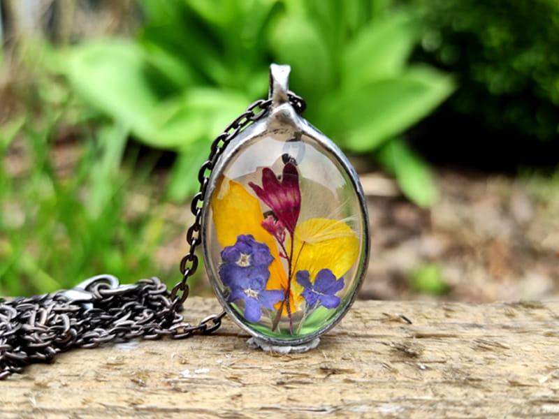 Wiosenny naszyjnik z jaskrem, dzwonkami, niezapominajkami i dmuchawcem (oprawa w kolorze ciemnego srebra)