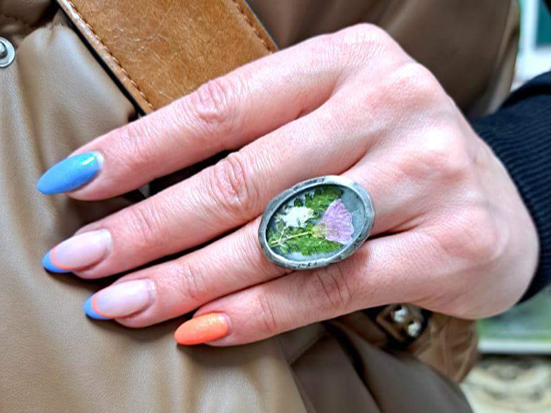 Wiosenny pierścionek z dzwonkami, paprocią i gipsówką  (oprawa w kolorze ciemnego srebra)