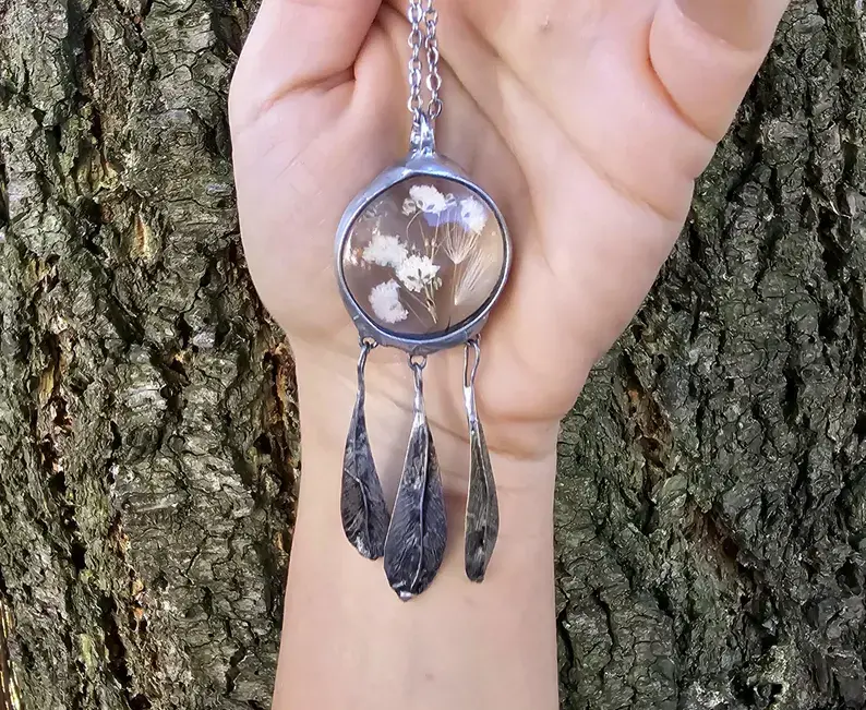 Wisior z kwiatami gipsówki i piórami (oprawa w kolorze srebrnym)