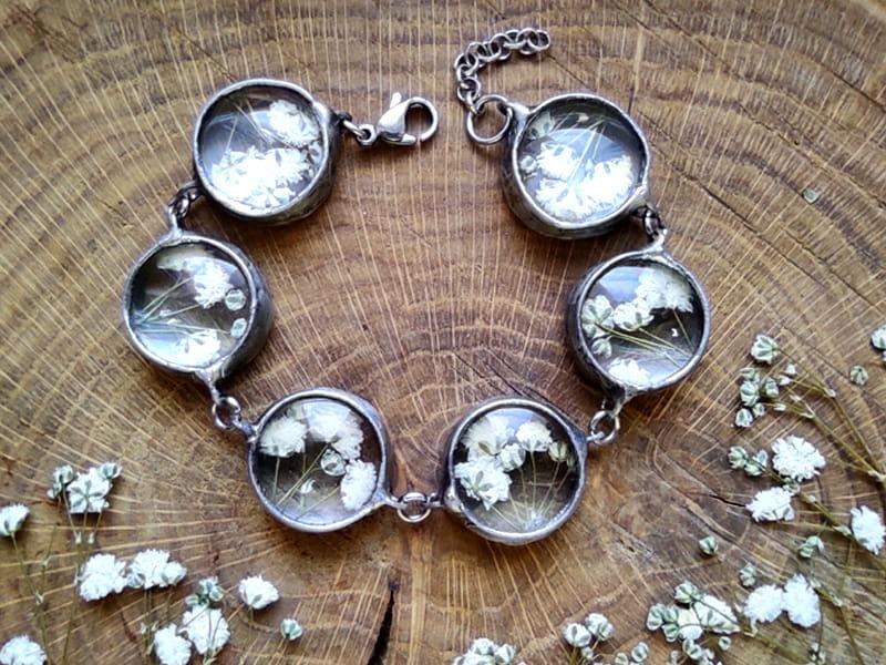 Wyjątkowa bransoletka z białymi kwiatami (oprawa w kolorze ciemnego srebra)