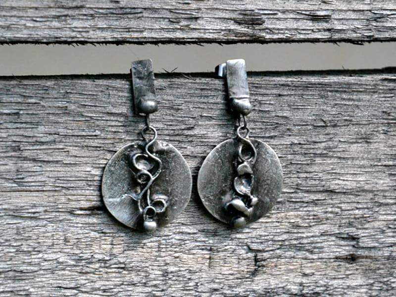 Wyjątkowe kolczyki z ornamentem (oprawa w kolorze ciemnego srebra)