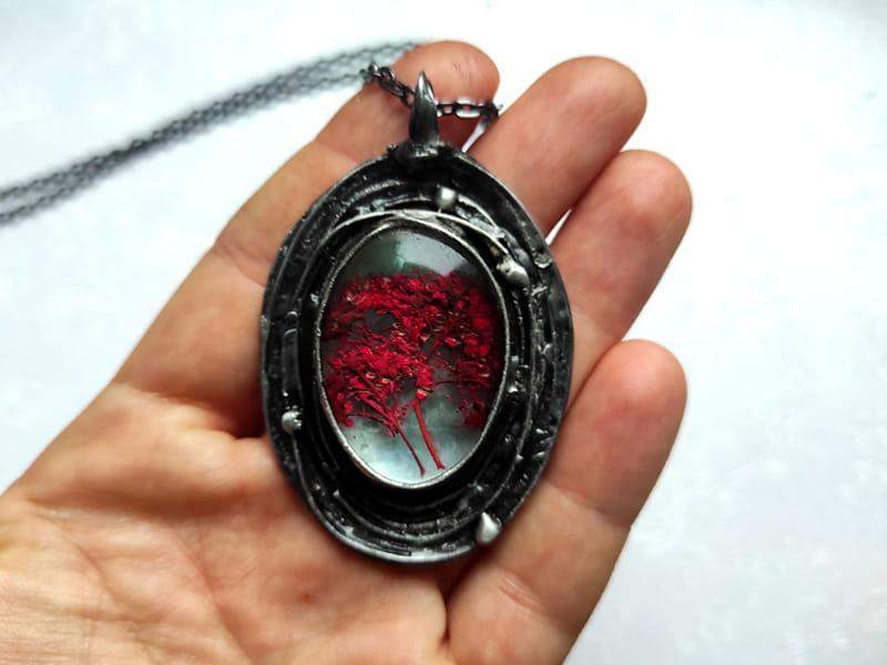 Wyjątkowy naszyjnik z burgundową gałązką (oprawa w kolorze ciemnego srebra)