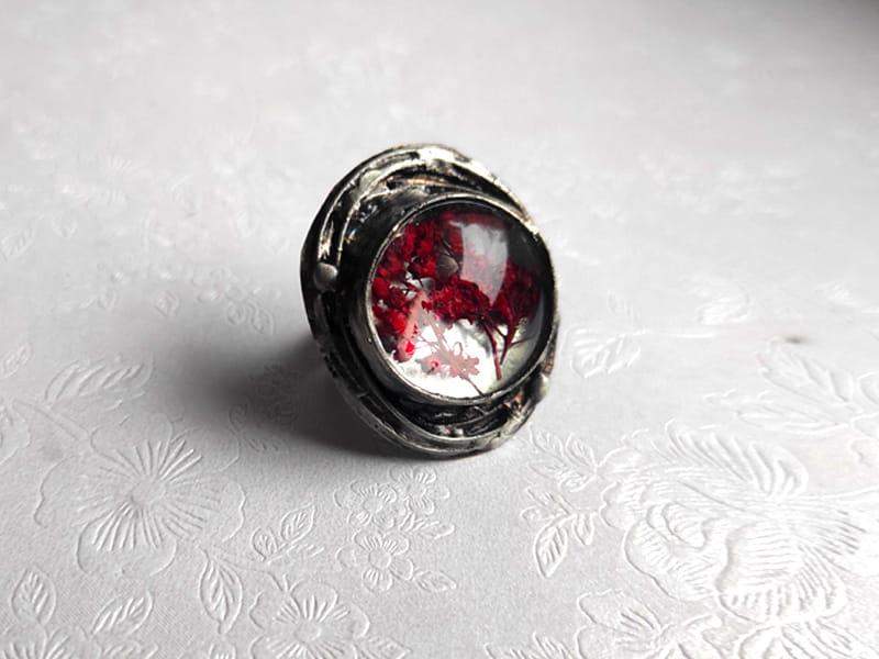 Wyjątkowy pierścionek z burgundową gałązką (oprawa w kolorze ciemnego srebra)