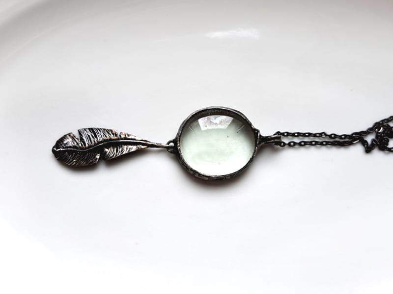 Zwiewny naszyjnik ze szkłem i piórkiem (oprawa w kolorze ciemnego srebra)