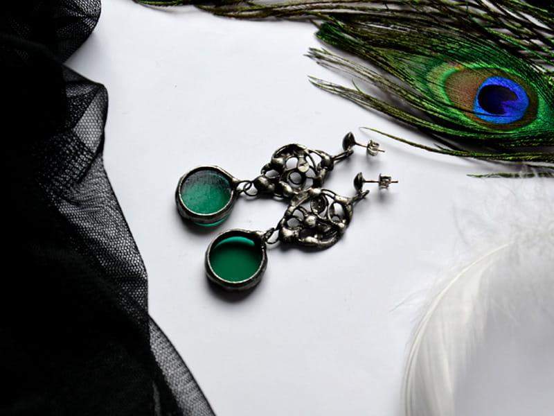 Intrygujące kolczyki ze szmaragdową zielenią (oprawa w kolorze ciemnego srebra)