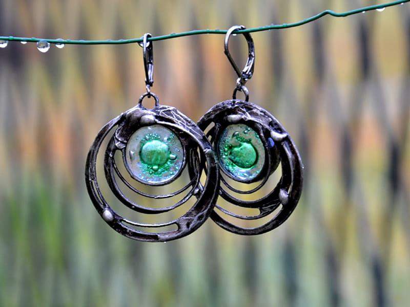 Kolczyki opleciona ażurem zieleń (oprawa w kolorze ciemnego srebra)