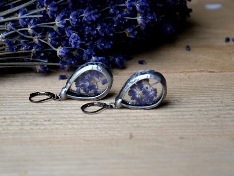 Nastrojowe kolczyki z lawendą w kroplach (oprawa w kolorze ciemnego srebra)