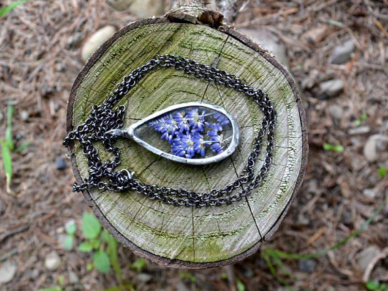 Nastrojowy naszyjnik z lawendą w kropli (w kolorze ciemnego srebra)