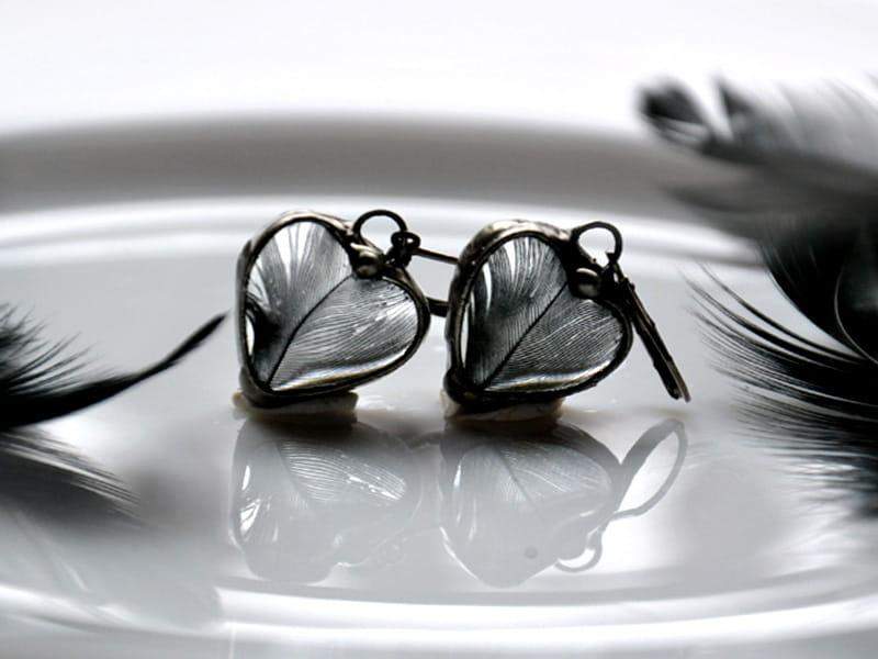 Nostalgiczne kolczyki z czarnymi piórkami w serduszkach (oprawa w kolorze ciemnego srebra)
