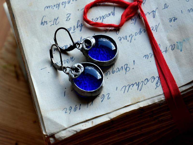 Romantycznie szafirowe kolczyki (oprawa w kolorze ciemnego srebra)